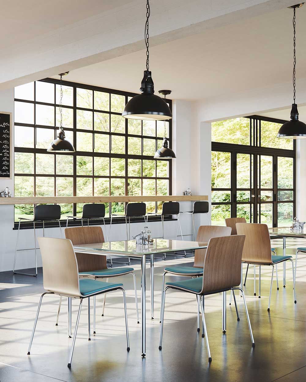 Modernes Büro mit großen Fenstern, Hängelampen und ergonomischen Stühlen um Glastische.