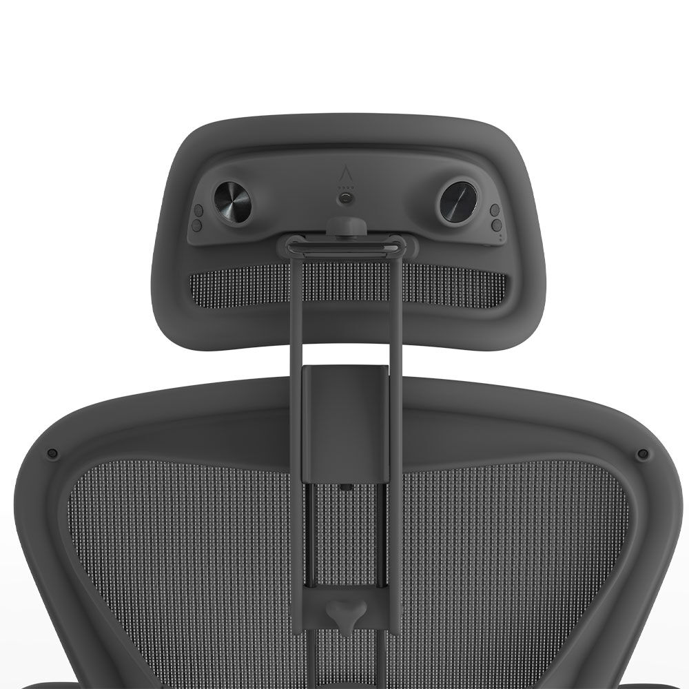 Rückansicht einer ergonomischen Stuhllehne mit verstellbarer Kopfstütze, Netzrücken und präziser Einstellmechanik.