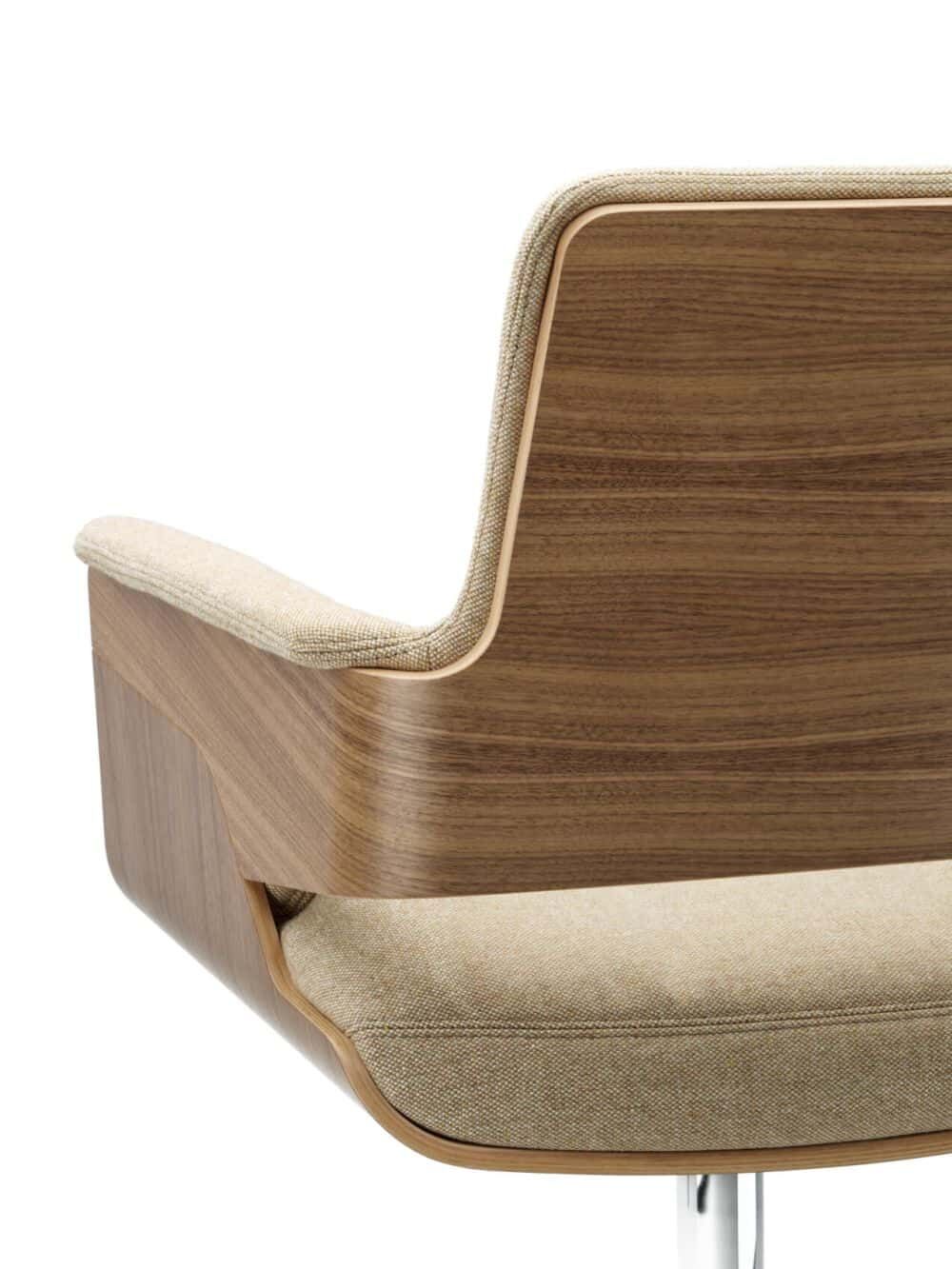 Detailaufnahme eines ergonomischen Bürostuhls mit Holzrahmen und gepolstertem Sitz in Beige.