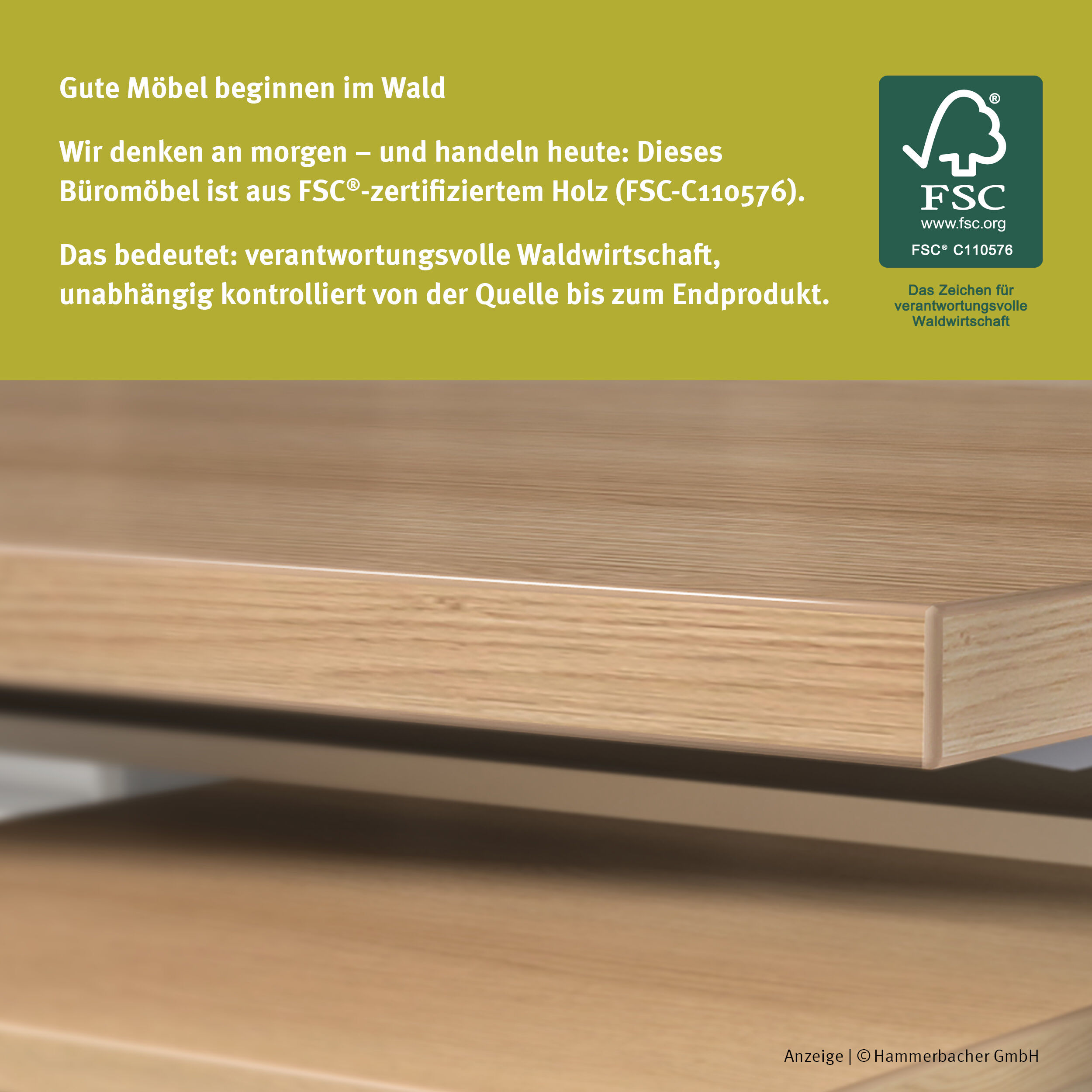 Nahaufnahme eines Schreibtischs aus FSC-zertifiziertem Holz mit Text über nachhaltige Forstwirtschaft.