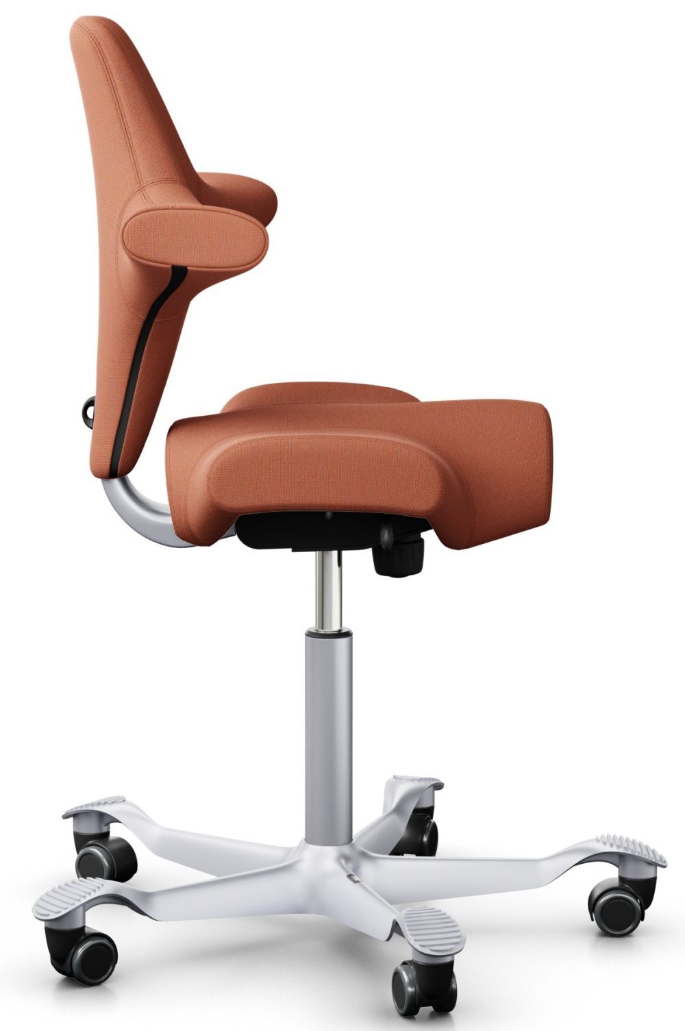 Ergonomischer Bürostuhl mit braunem Stoff, verstellbarer Sitzfläche und stabilem Aluminiumfuß mit Rollen.