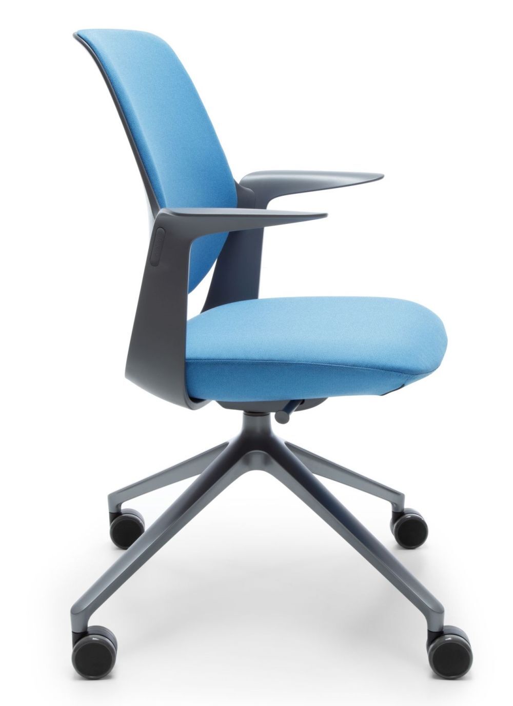 Moderner ergonomischer Bürostuhl in Blau mit Armlehnen und fünf Rollen für dynamisches Sitzen.
