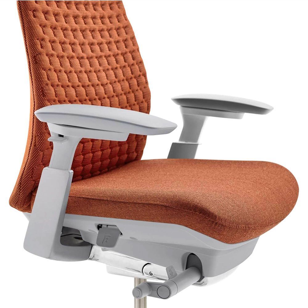 Ergonomischer Bürostuhl mit gepolstertem, orangefarbenem Sitz und verstellbaren Armlehnen für komfortables Sitzen.