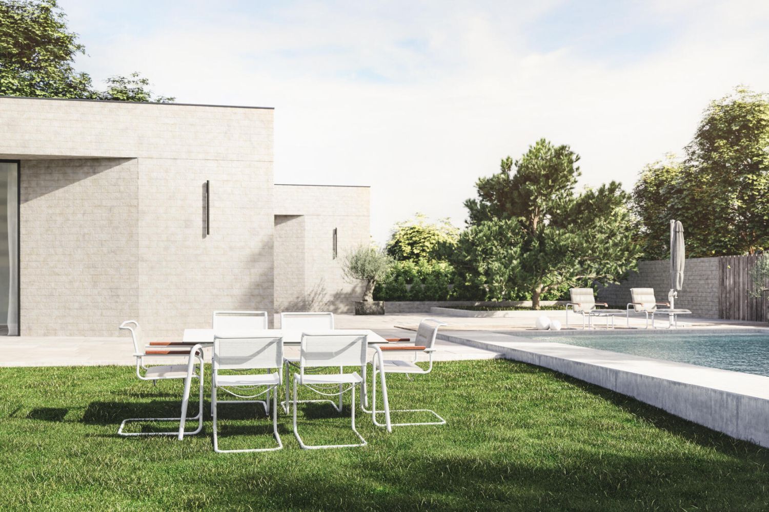 Moderner Garten mit Tisch und Stühlen auf der Terrasse neben einem Pool und Bäumen im Hintergrund.