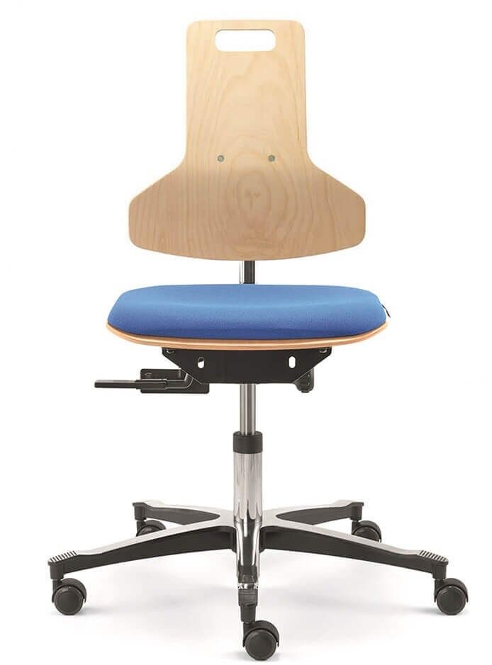 Ergonomischer Bürostuhl mit hölzerner Rückenlehne und blauer Sitzfläche auf Rollen, fördert bewegtes Sitzen.