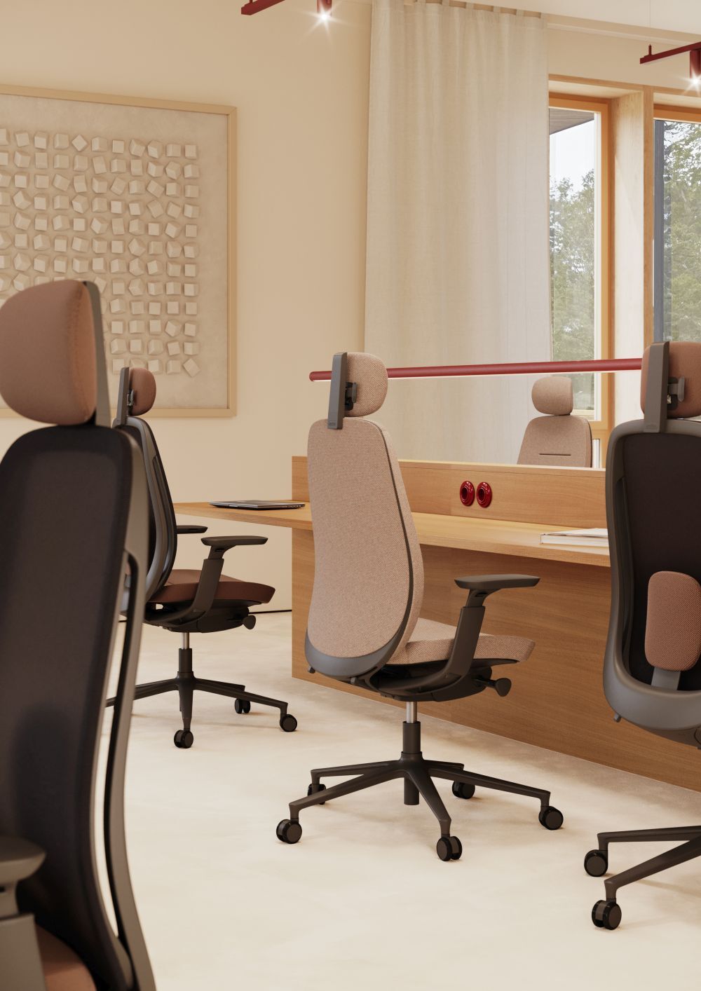 Ergonomische Bürostühle in modernem Büro, helles Interieur mit großen Fenstern und Kunst an der Wand.