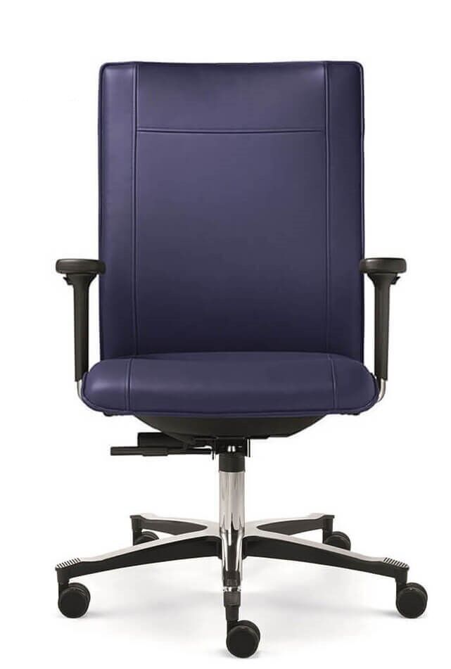 Moderner ergonomischer Bürostuhl mit verstellbaren Armlehnen und blauer Polsterung, ideal für dynamisches Sitzen.