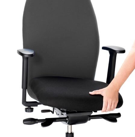 Ergonomischer Bürostuhl mit verstellbaren Armlehnen und Sitzmechanik, Hand justiert Sitzeinstellung.