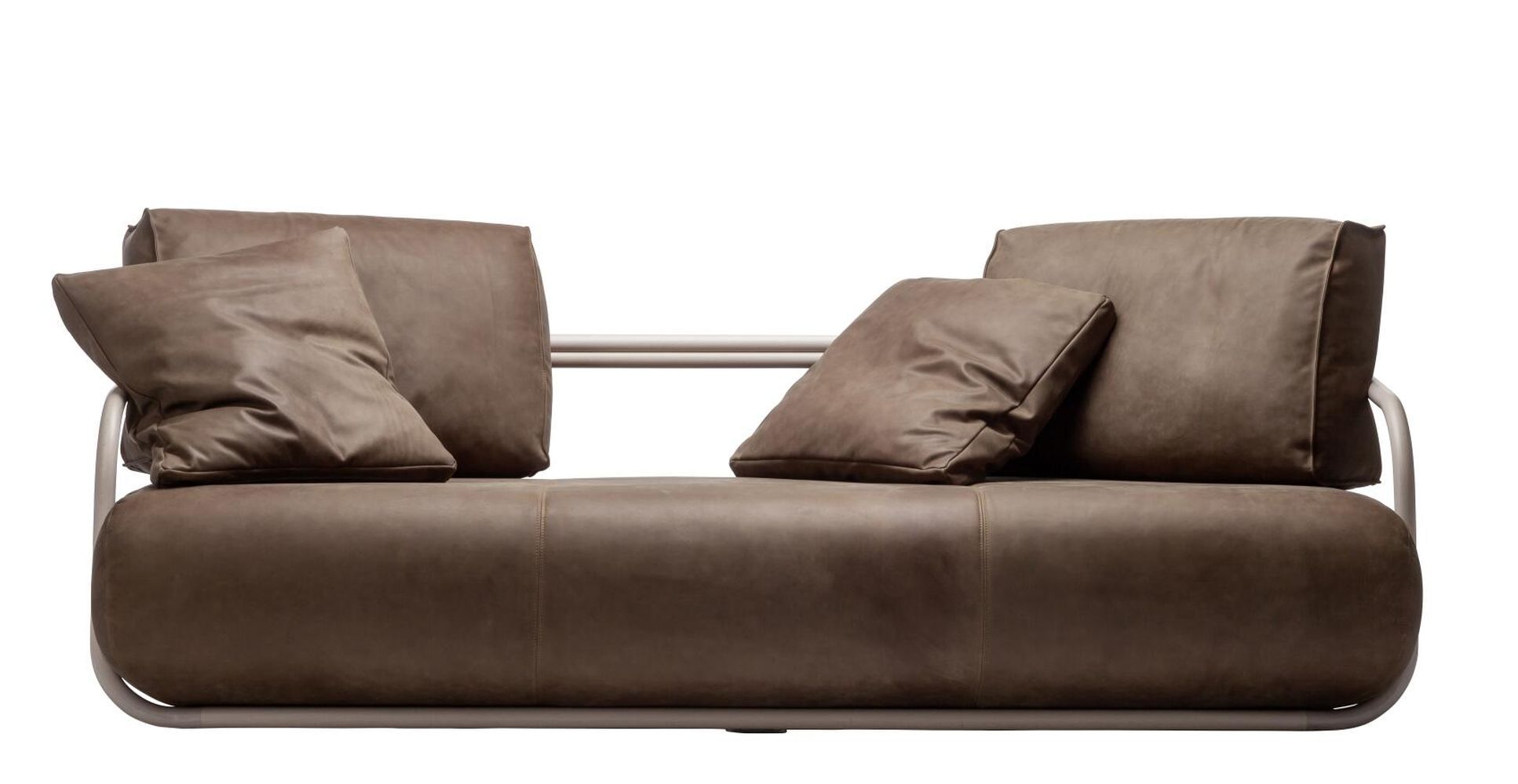 Modernes braunes Ledersofa mit Metallrahmen und zwei passenden Kissen, ideal für stilvolle Büros.