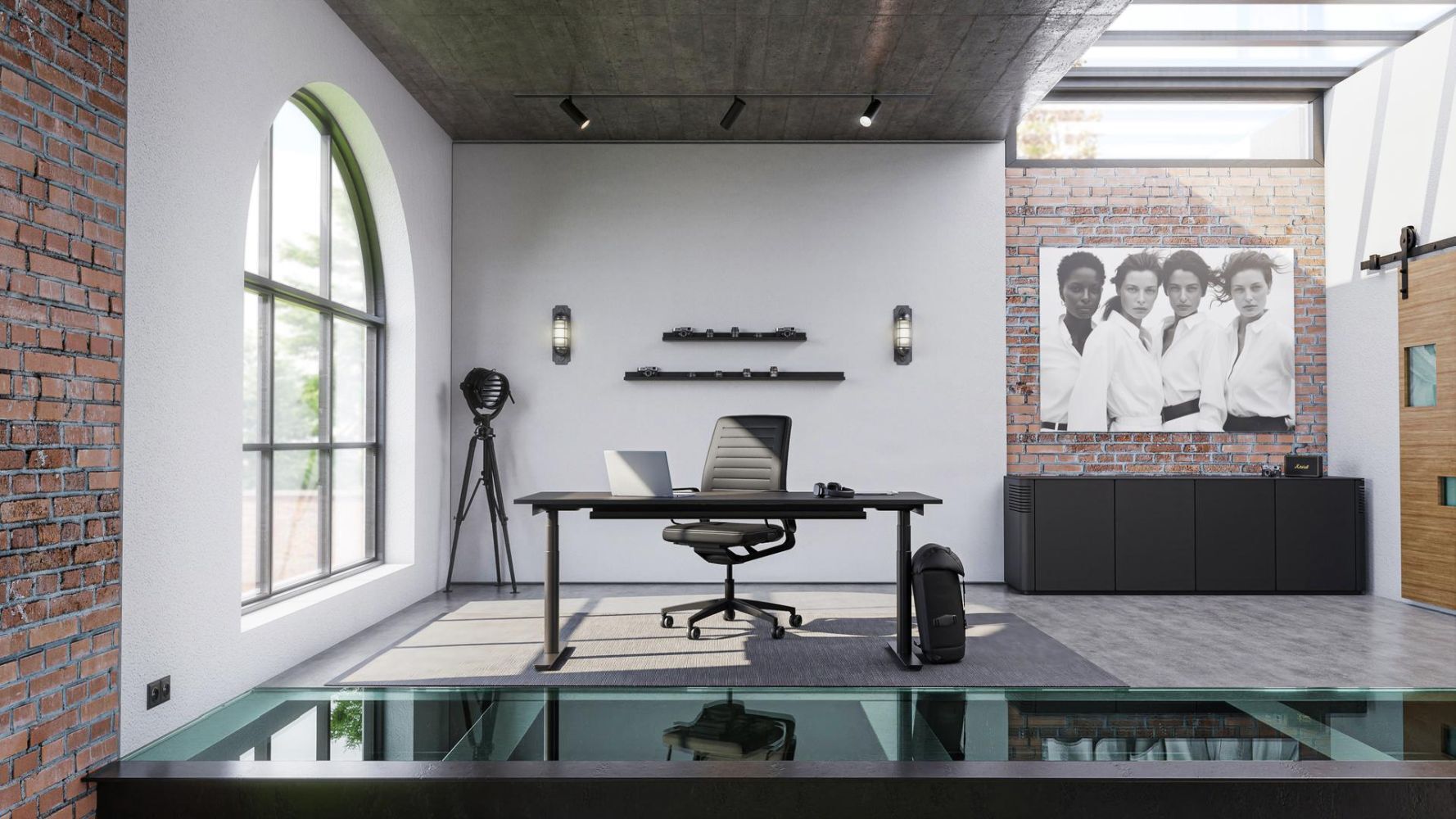 Modernes Büro mit ergonomischem Stuhl, großem Schreibtisch und Kunstwerk an roter Ziegelmauer.