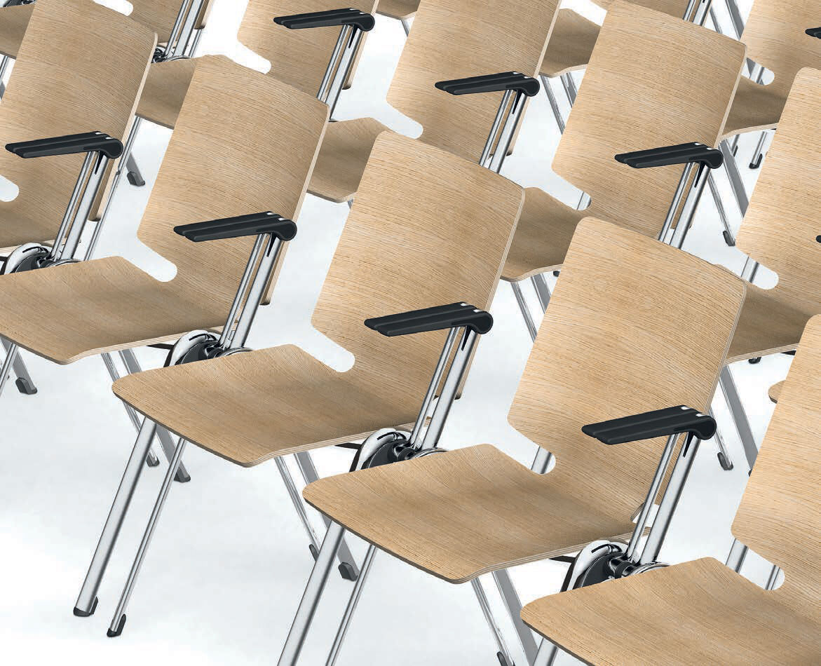 Reihe von modernen, ergonomischen Holzstühlen mit verstellbaren Armlehnen und Chrombeinen, aufgestellt in einem Muster.
