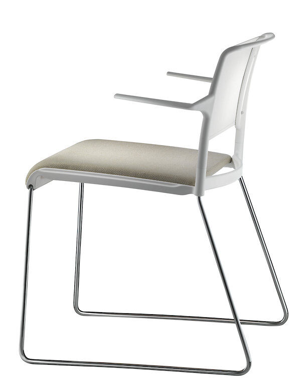 Moderner ergonomischer Stuhl mit weißem Sitz aus Metallrahmen und Armlehnen, ideal für Büros und Konferenzen.