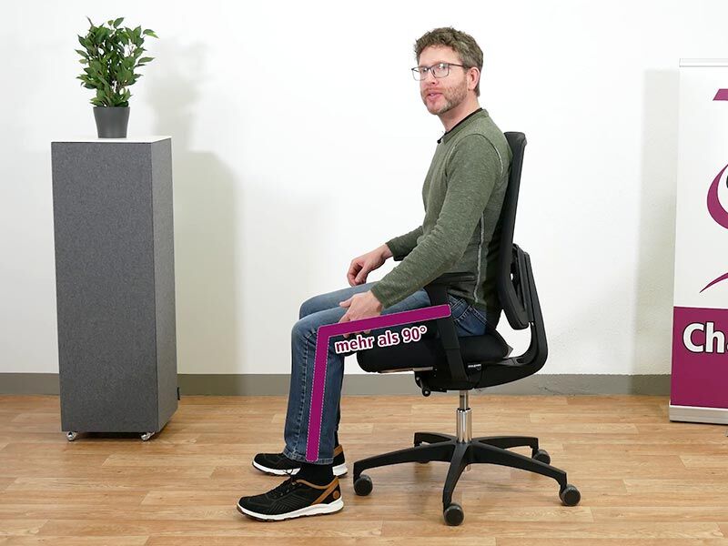 Kai Schmidt zeigt Einstellung der Sitzhöhe Bürostuhl