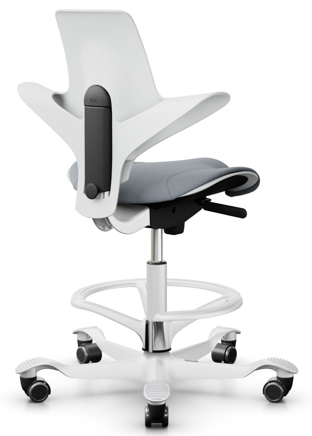 Ergonomischer Bürostuhl mit weißem Rahmen und grauer Polsterung, betont die Rückansicht und Rollen.