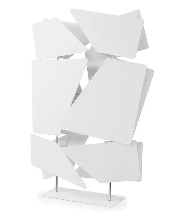 Moderner, weißer Raumteiler mit unregelmäßigen geometrischen Paneelen, ideal für eine stilvolle Raumgestaltung.