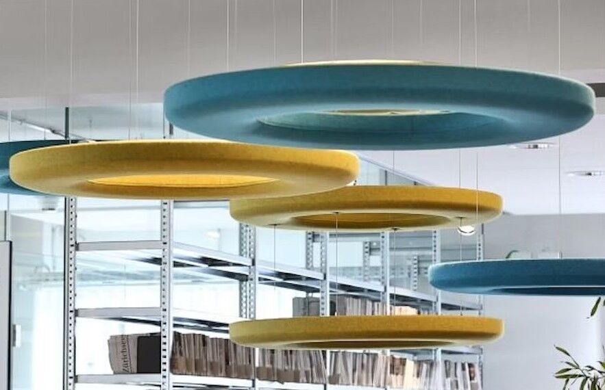 Moderne Büro-Deckenleuchten in gelb und blau, kreisförmig, in einem stilvollen, ergonomischen Raum-Design.