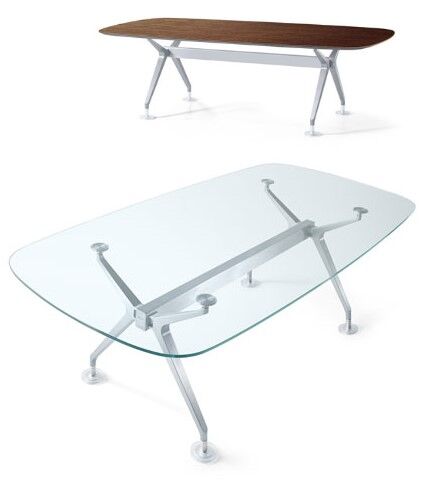 Zwei moderne Tische, einer mit Holzplatte, der andere mit Glasplatte, beide auf stilvollen Metallbeinen.