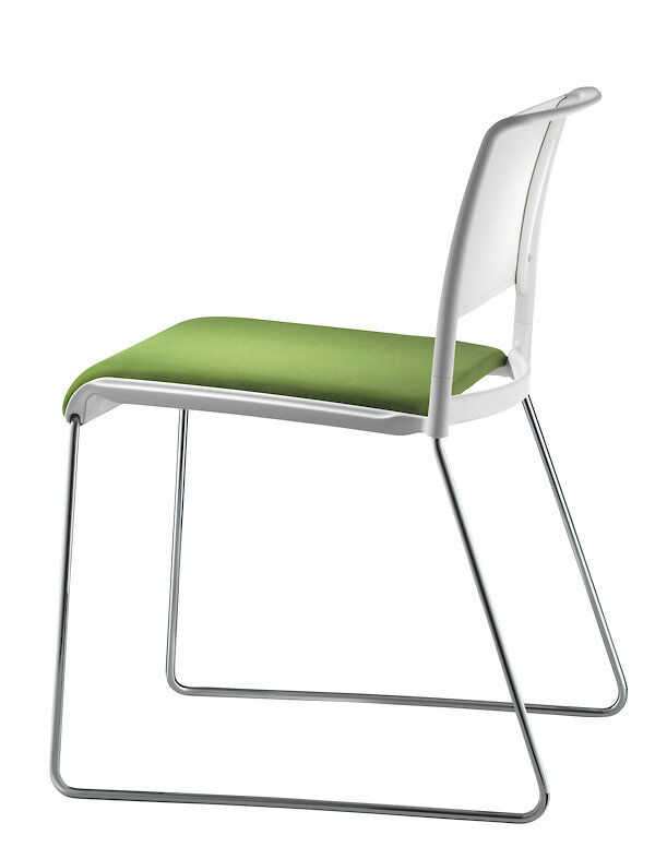 Moderner Stuhl mit grünem Sitzpolster und weißer Rückenlehne auf Chromgestell, ideal für ergonomisches Sitzen.