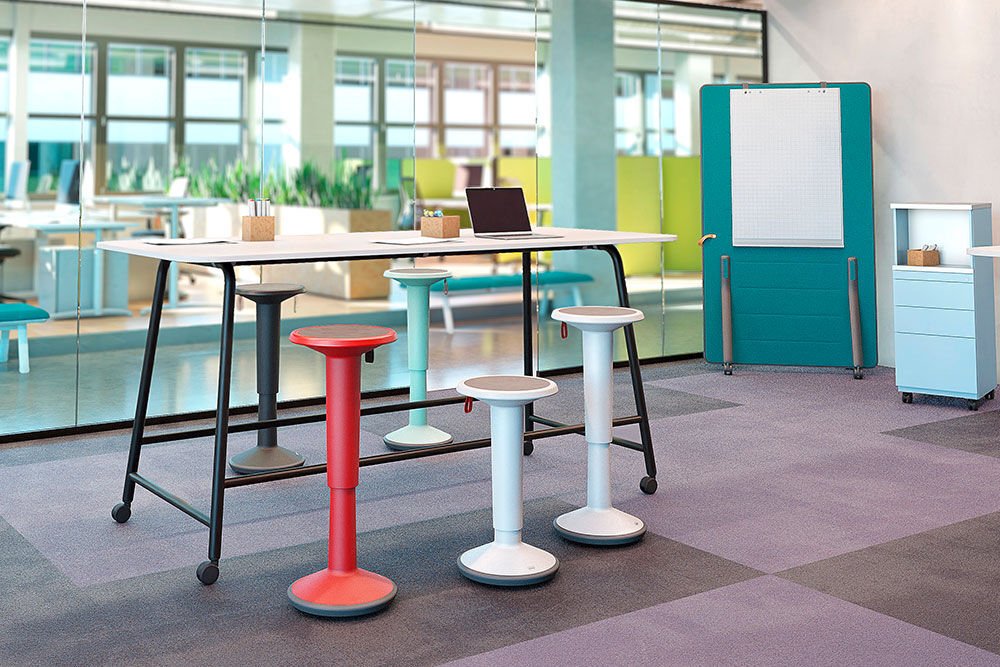 Ergonomische Hocker von Interstuhl im Besprechungsraum