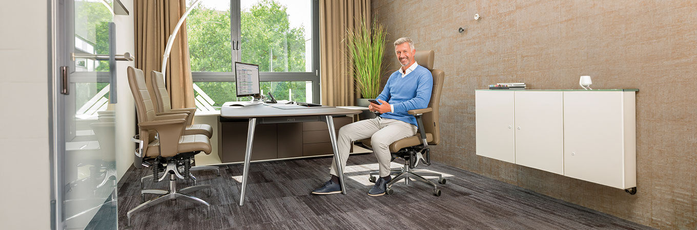 Mann sitzt auf Haider Bioswing 560iQ in einem Büro