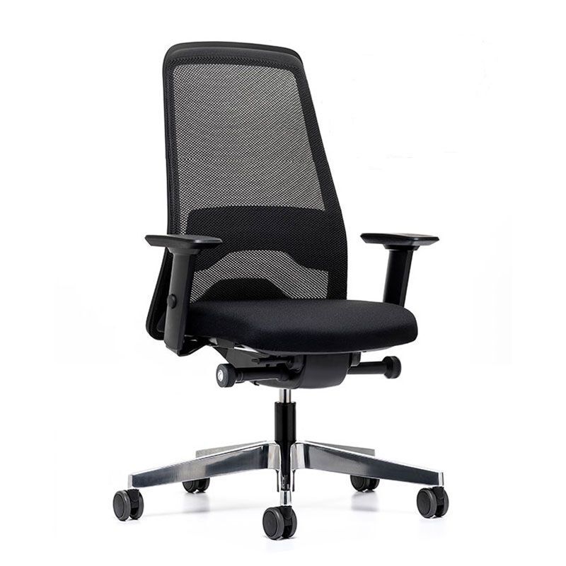Ergonomischer Bürostuhl mit Netzrückenlehne, höhenverstellbaren Armlehnen und poliertem Metallfuß mit Rollen.