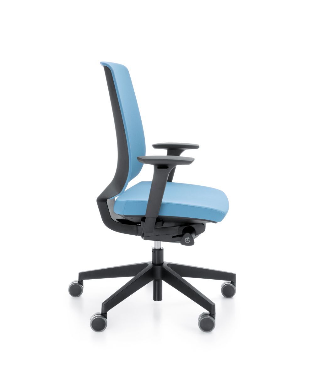 Ergonomischer Bürostuhl in Hellblau mit schwarzen Armlehnen und Rollen, ideal für dynamisches Sitzen im Büro.