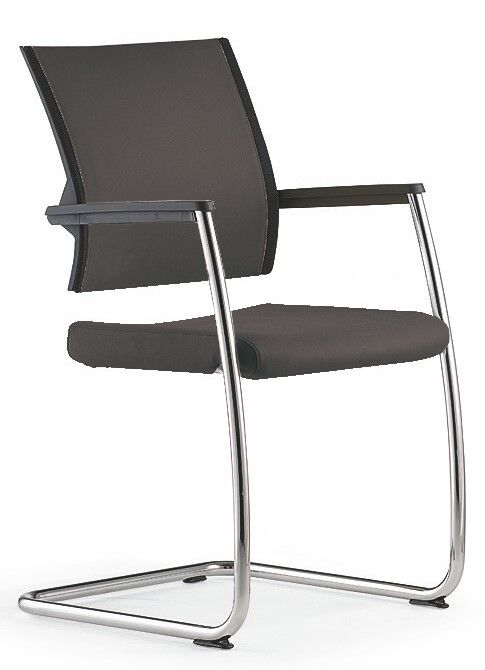 Moderner ergonomischer Bürostuhl mit schwarzem Netzrücken und verchromtem Kufengestell für gesundes Sitzen.