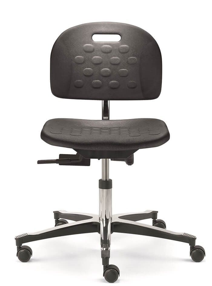 Schwarzer ergonomischer Bürostuhl mit gepolstertem Sitz und Rollen, ideal für dynamisches Sitzen im Büro.