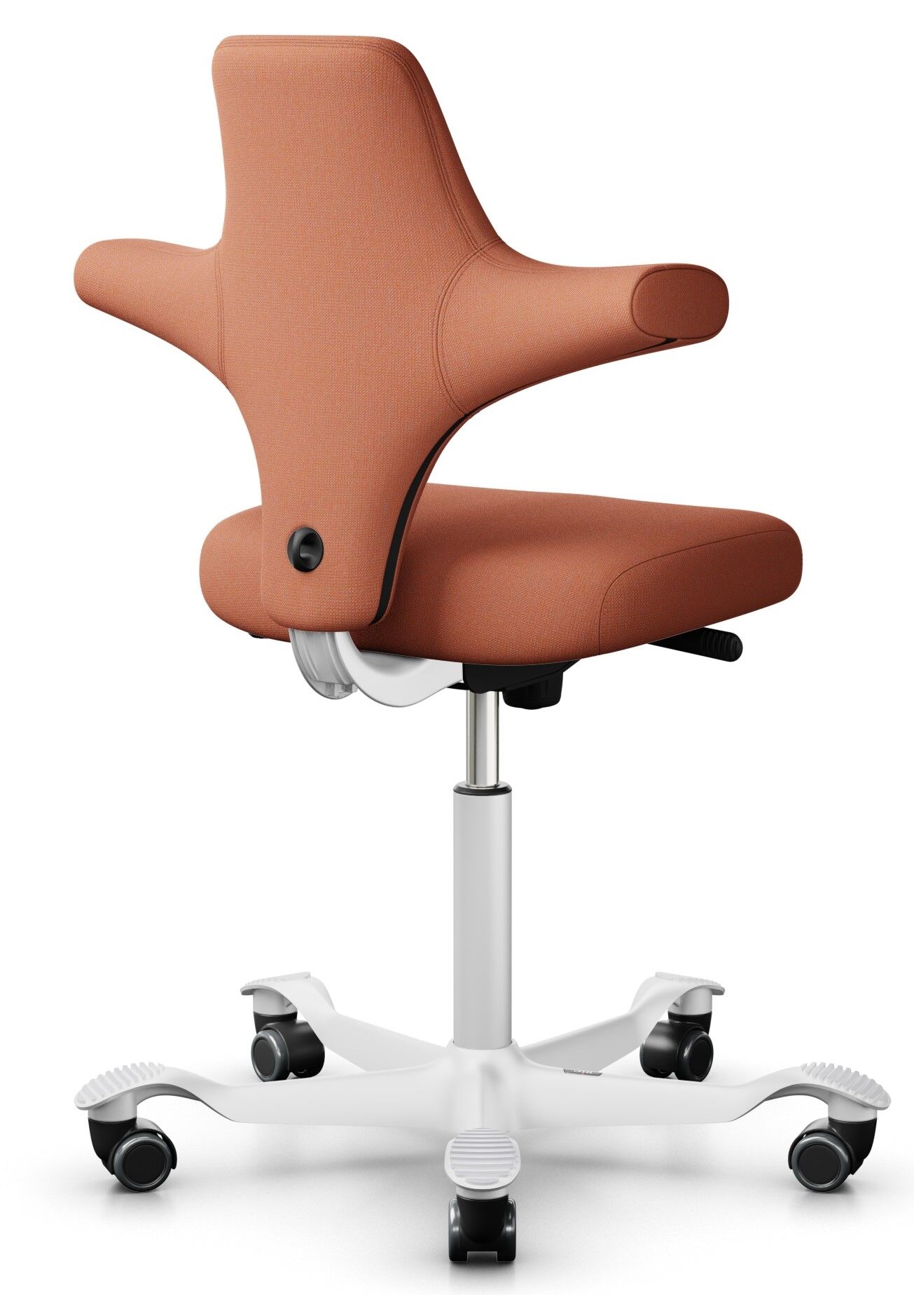 Ergonomischer Bürostuhl mit rötlichem Bezug und weißem Gestell für dynamisches Sitzen und optimalen Komfort.