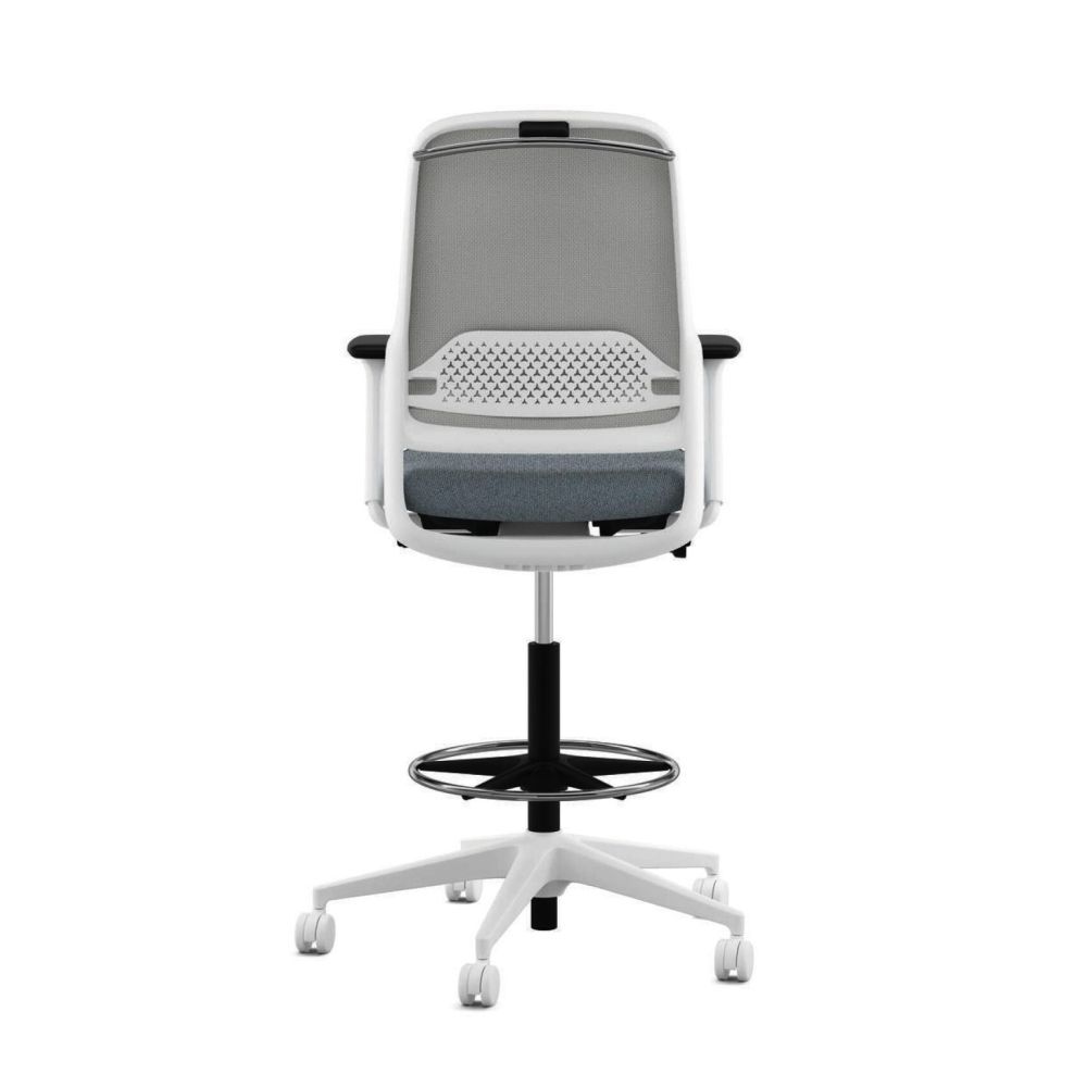 Hochwertiger ergonomischer Bürodrehstuhl mit Netzrückenlehne, höhenverstellbarem Fußring und gepolsterter Sitzfläche.