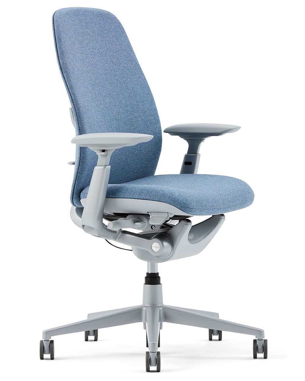 Ergonomischer Bürostuhl in blauem Stoffbezug mit verstellbaren Armlehnen und rollbarem Fünf-Sternfuß.