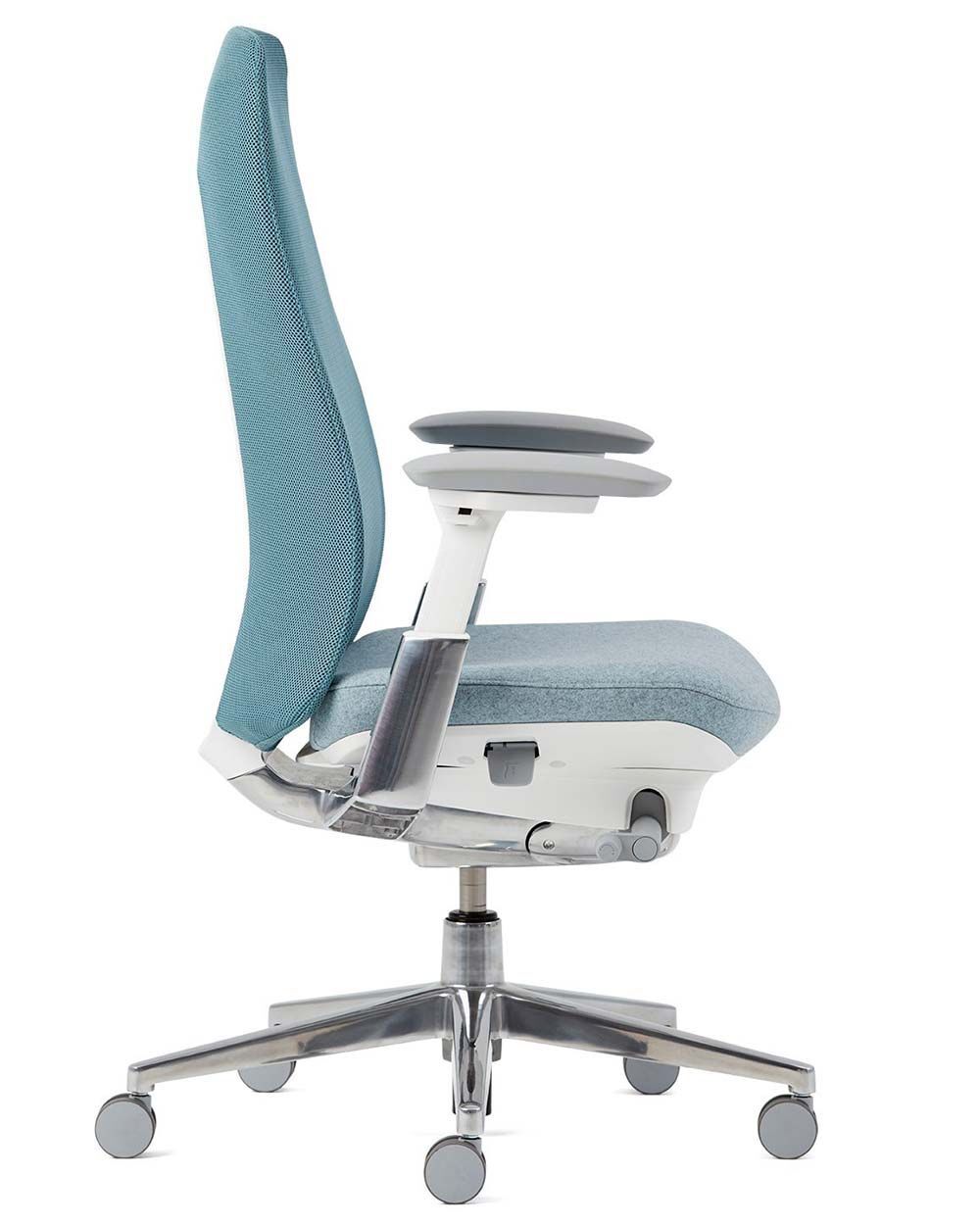 Ergonomischer Bürostuhl in Blau, Seitenansicht, mit verstellbaren Armlehnen und Metallfußkreuz auf Rollen.