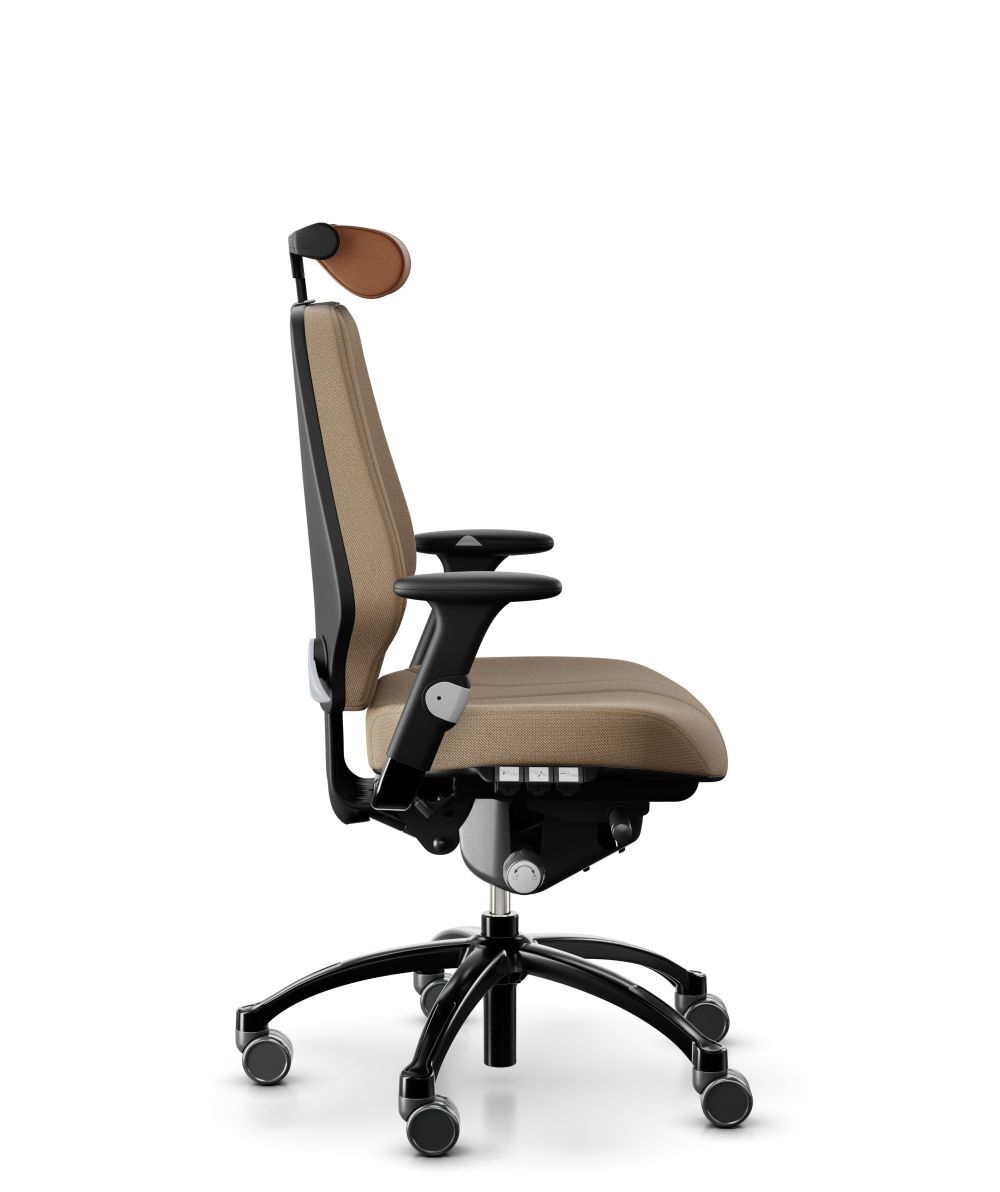 Seitliche Ansicht eines ergonomischen, braunen Bürostuhls mit Kopfstütze und verstellbaren Armlehnen auf Rollen.