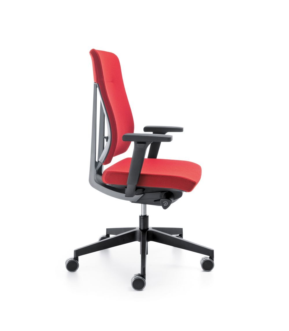 Ergonomischer roter Bürostuhl mit verstellbaren Armlehnen und Rollen, ideal für dynamisches Sitzen im Büro.