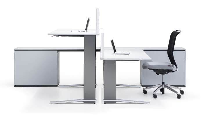 Zwei höhenverstellbare Schreibtische nebeneinander mit ergonomischem Stuhl, ideal für dynamisches Sitzen im Büro.