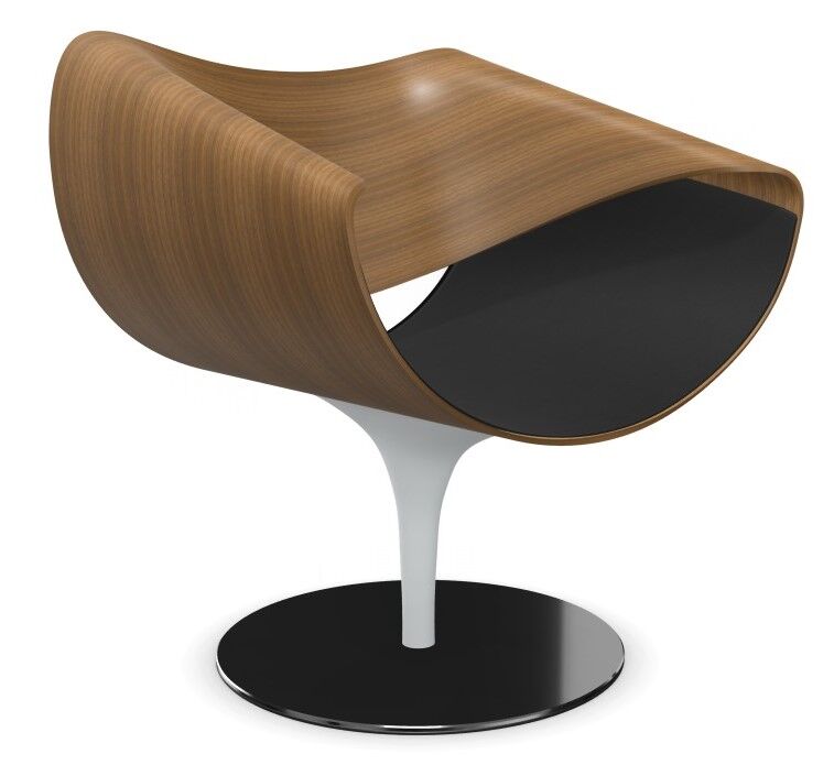 Moderner, ergonomischer Stuhl mit Holzrahmen und schwarzer Polsterung auf weißem Sockel.