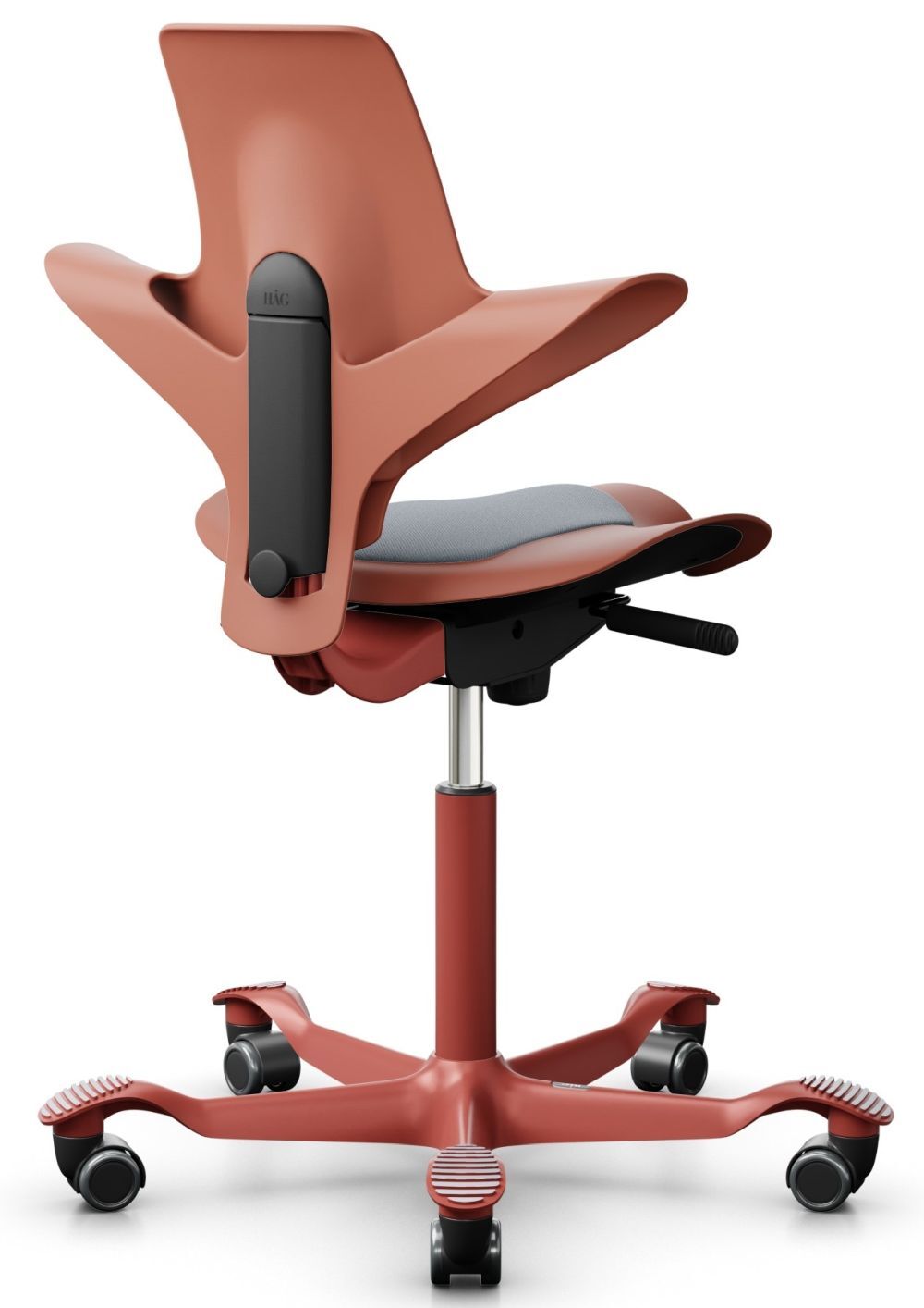 Ergonomischer Bürostuhl in Rot mit einzigartigem Rückenlehnen-Design und Rollen für einfaches Bewegen im Büro.