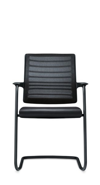 Moderner schwarzer Bürostuhl mit Netzrückenlehne, ergonomischem Design und schwingendem Gestell für dynamisches Sitzen.