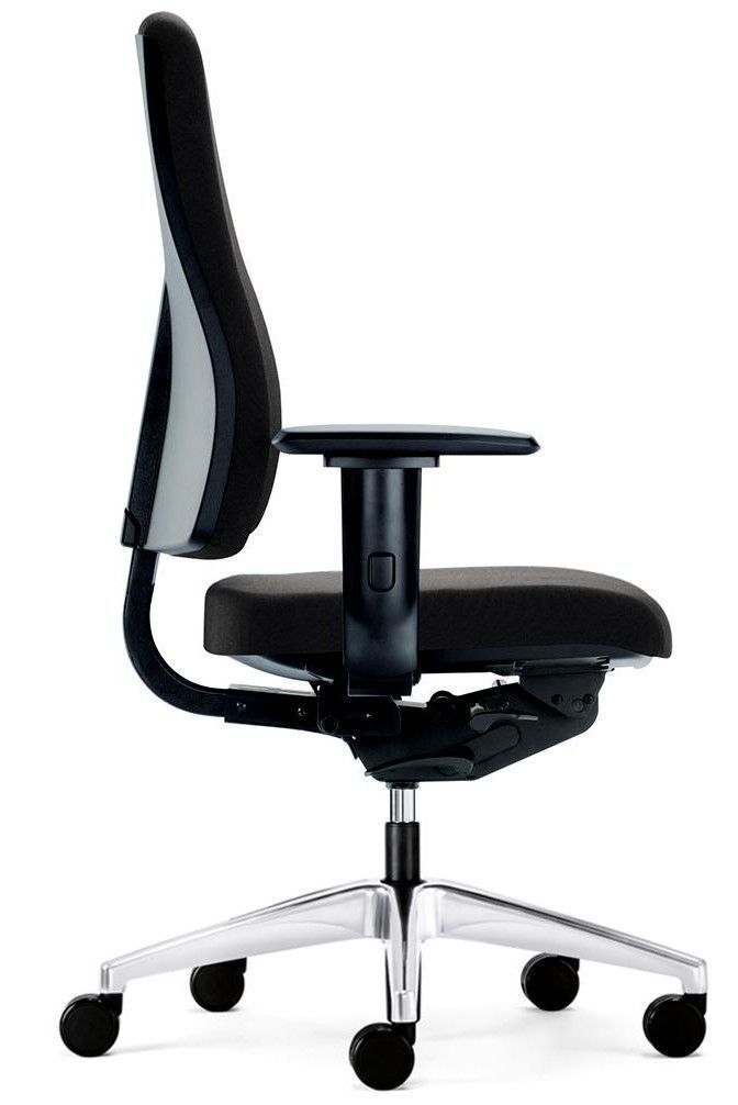 Seitliche Ansicht eines ergonomischen Bürostuhls mit schwarzem Polster und verstellbaren Armlehnen auf einem Drehfuß.