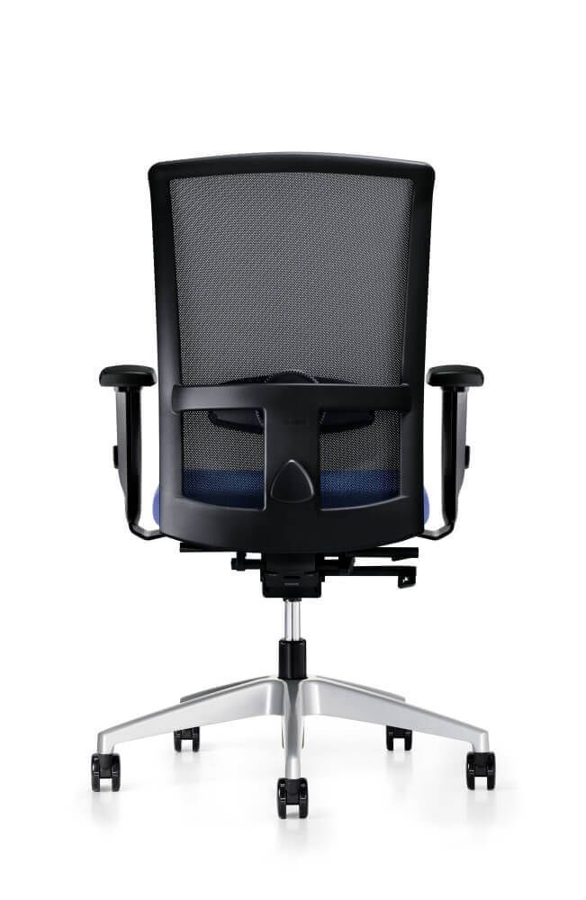 Hochwertiger ergonomischer Bürostuhl mit Netzrückenlehne und verstellbaren Armlehnen von hinten gesehen.