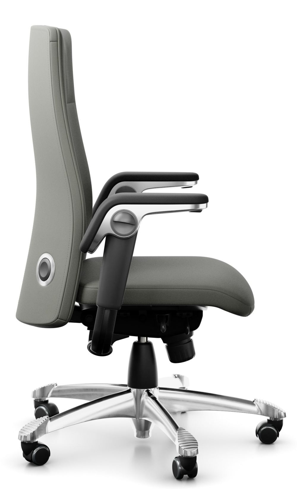 Ergonomischer Bürostuhl in Seitenansicht mit verstellbaren Armlehnen und Rollen auf einem Metallfuß.