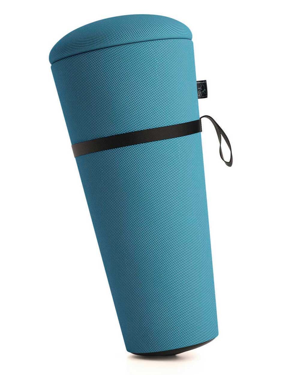 Ergonomischer, blauer Stehhocker mit Tragegriff, fördert aktives Sitzen und dynamische Haltung im Büro.