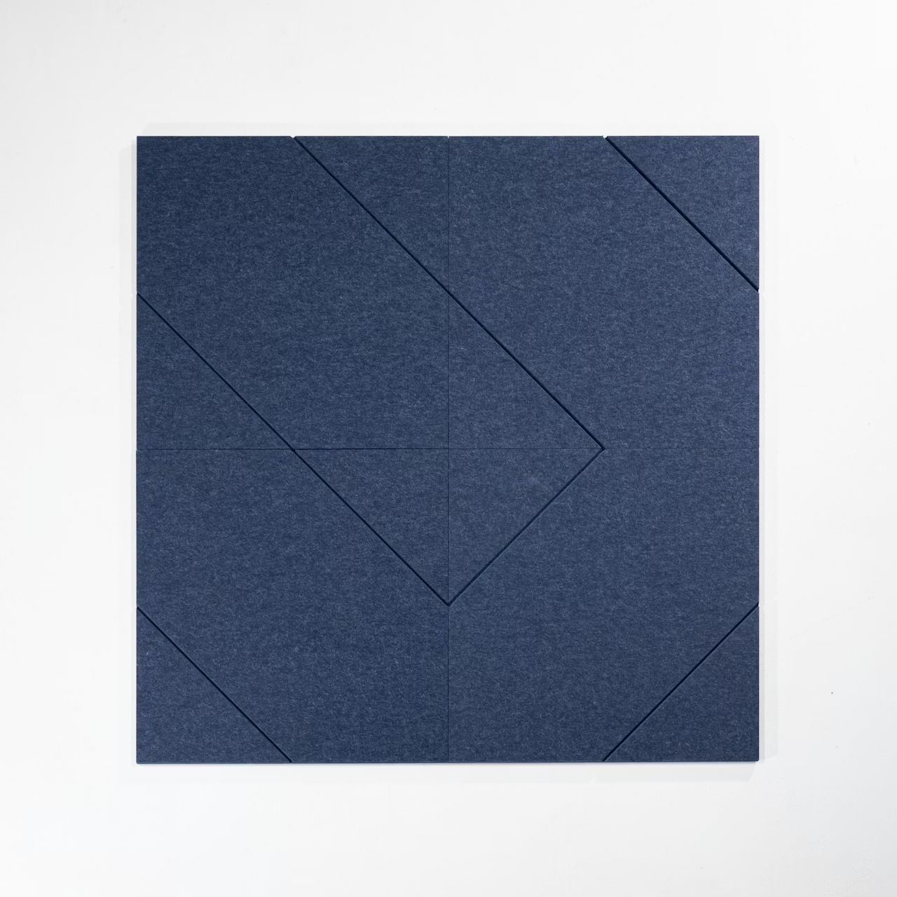Blauer Akustikpaneel mit geometrischem Muster, ideal zur Schallabsorption in modernen Büros oder Heimarbeitsplätzen.