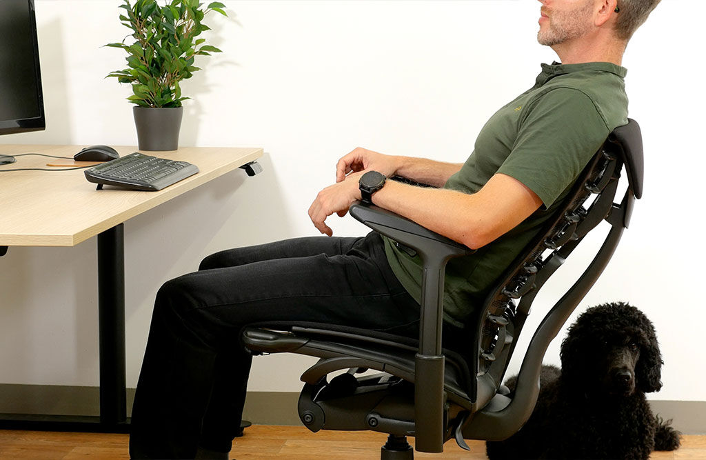 Kai lehnt sich entspannt im Herman Miller Embody zurück