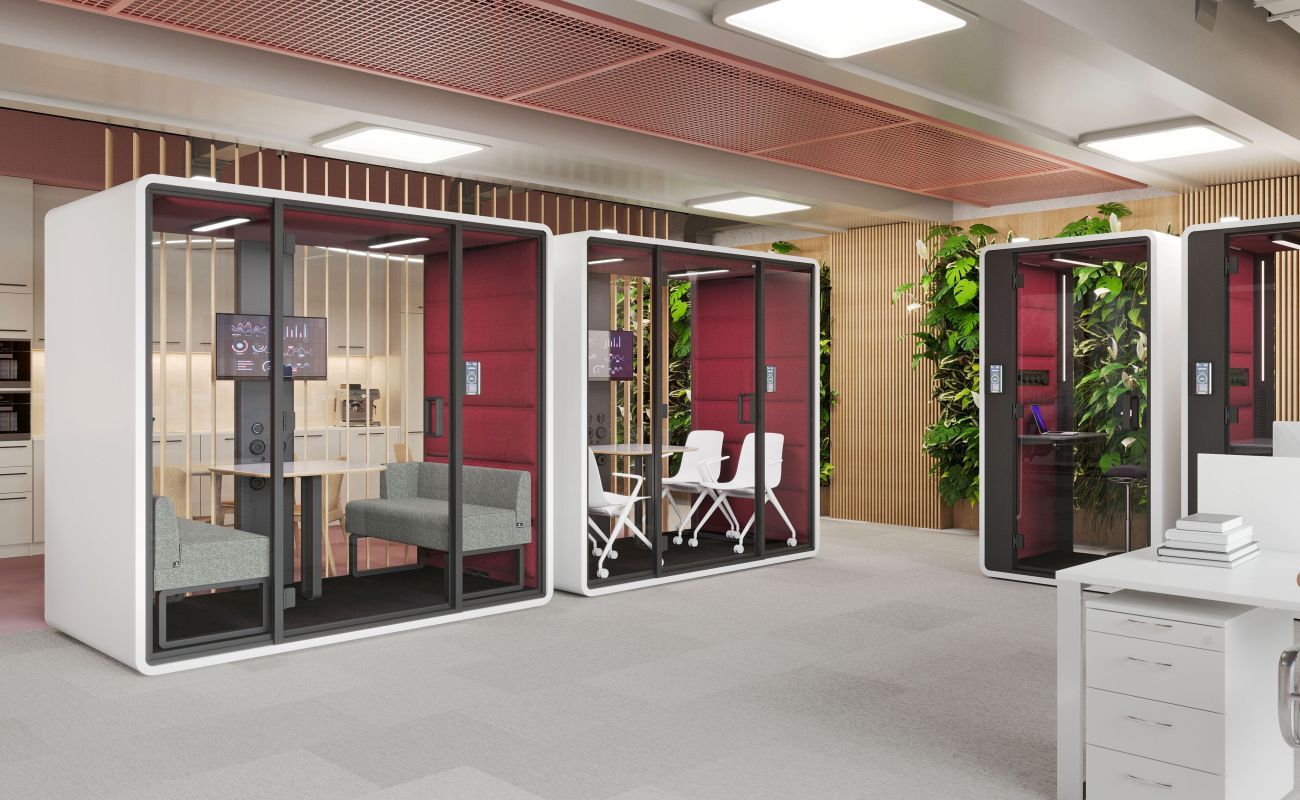 Ergonomische Bürokabinen mit Pflanzenwand, modernem Design und Glaswänden für konzentriertes Arbeiten.
