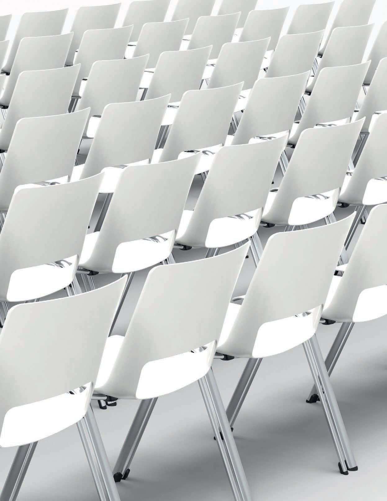 Reihe von modernen, weißen Stühlen mit Metallbeinen, ideal für Konferenzen oder Seminare.