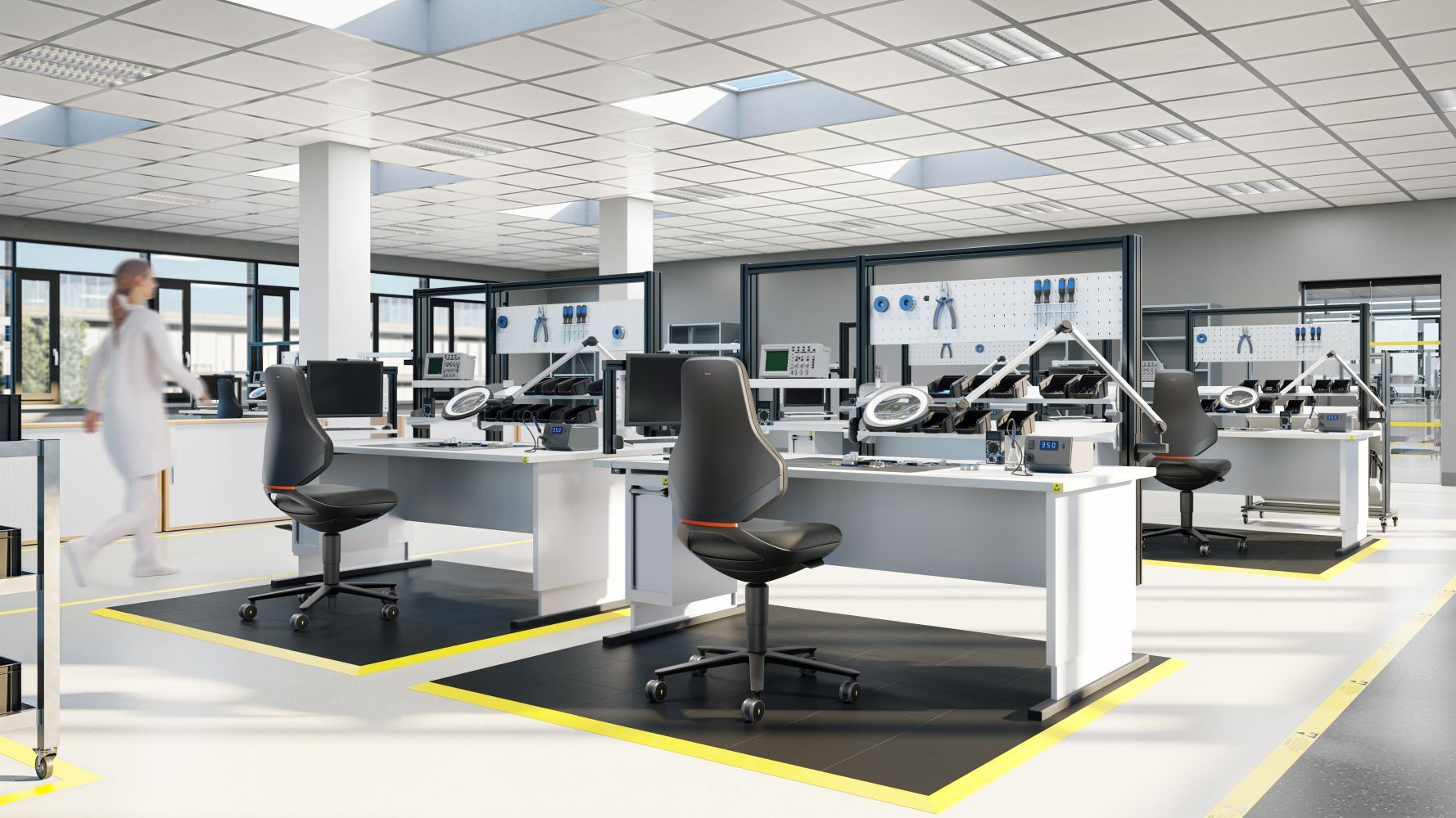 Moderne Laborarbeitsplätze mit ergonomischen Bürostühlen und spezialisierten Arbeitsleuchten für präzise wissenschaftliche Arbeiten.