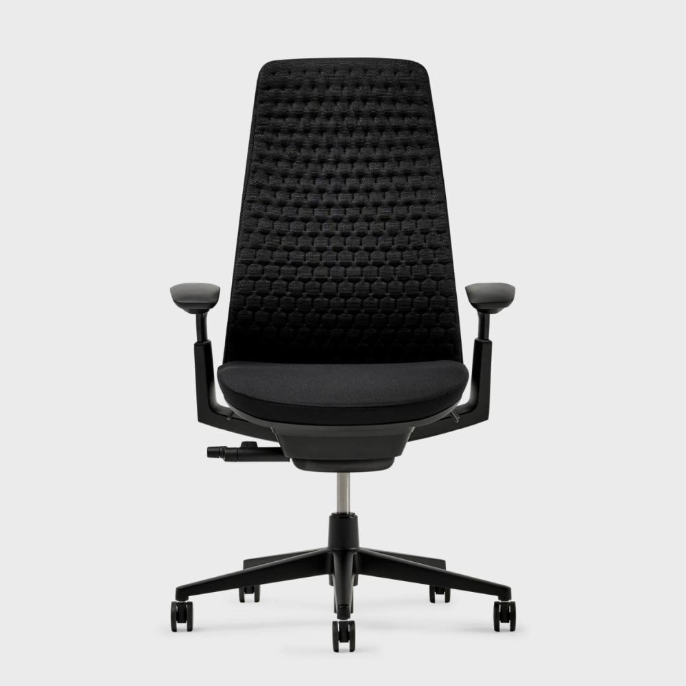 Hochwertiger schwarzer ergonomischer Bürostuhl mit gepolsterter Rückenlehne und verstellbaren Armlehnen, ideal für dynamisches Sitzen.