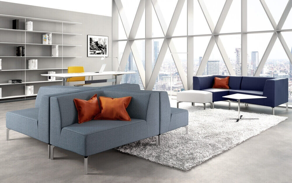 Modernes Büro mit ergonomischen Sofas, weißen Tischen und großem Fensterblick auf die Stadt.