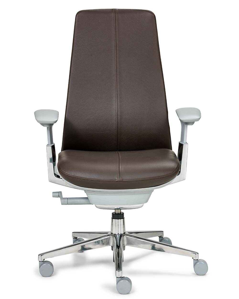Ergonomischer Bürostuhl mit braunem Lederbezug, verstellbaren Armlehnen und verchromtem Gestell auf Rollen.